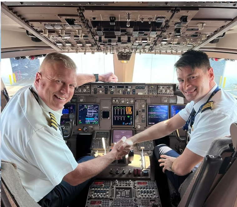 Alessio with a training captain in a Boeing 747 flight deck
